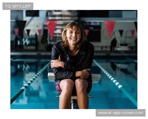 凯蒂·莱德基泳池边居然是这样，奢侈到让人怀疑她是不是明星啊？