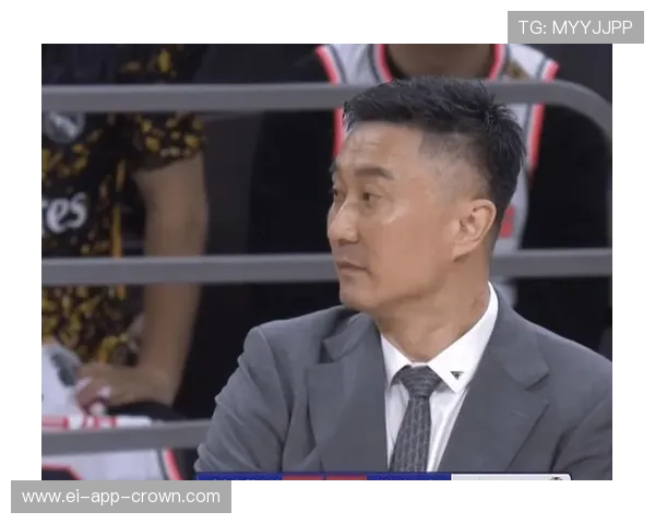 翁泓阳居然在场边喝矿泉水比打球还认真，这生活也太干净了吧？