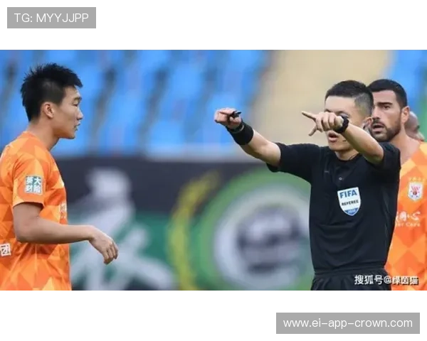 手抛球规则：何时算违规及裁判判罚标准