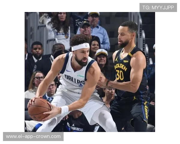 汤普森更积极无球跑动，挡拆配合库里提升三分效率